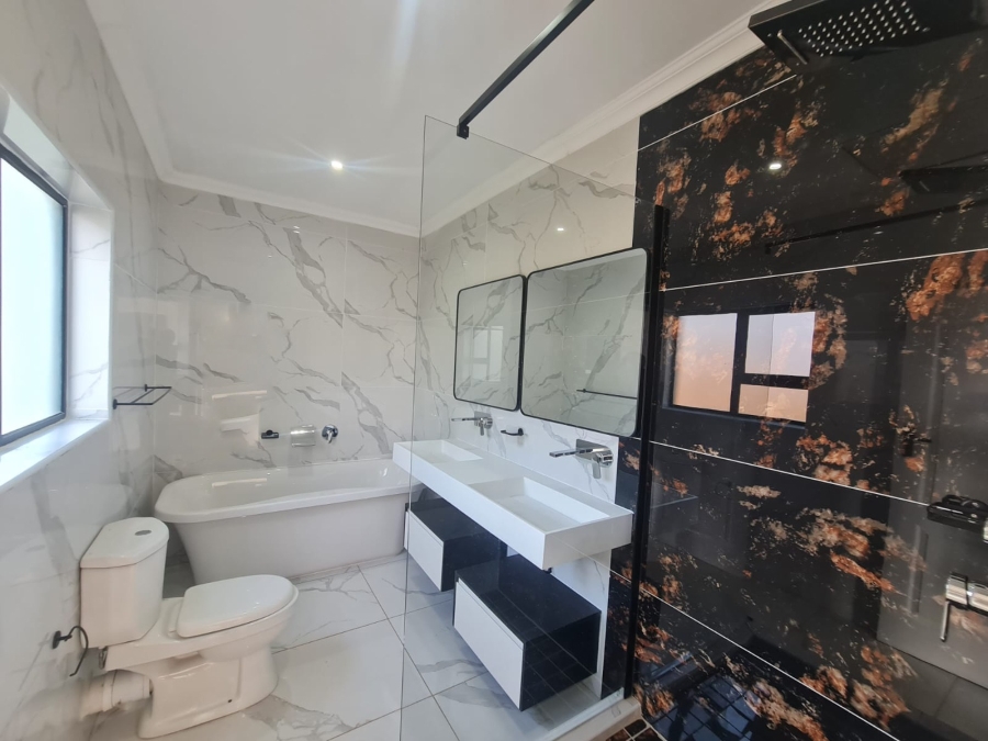 To Let 4 Bedroom Property for Rent in Melodie North West